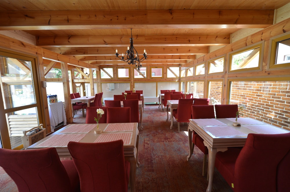Noblesse Boutique Hotel 52/57