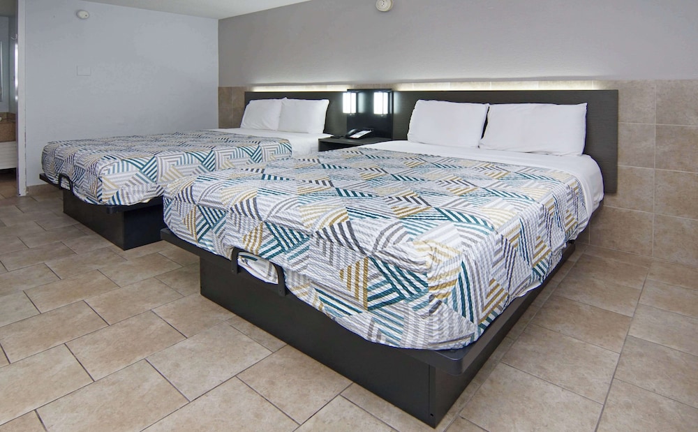STANDARD, 2 QUEEN BEDS, KITCHEN