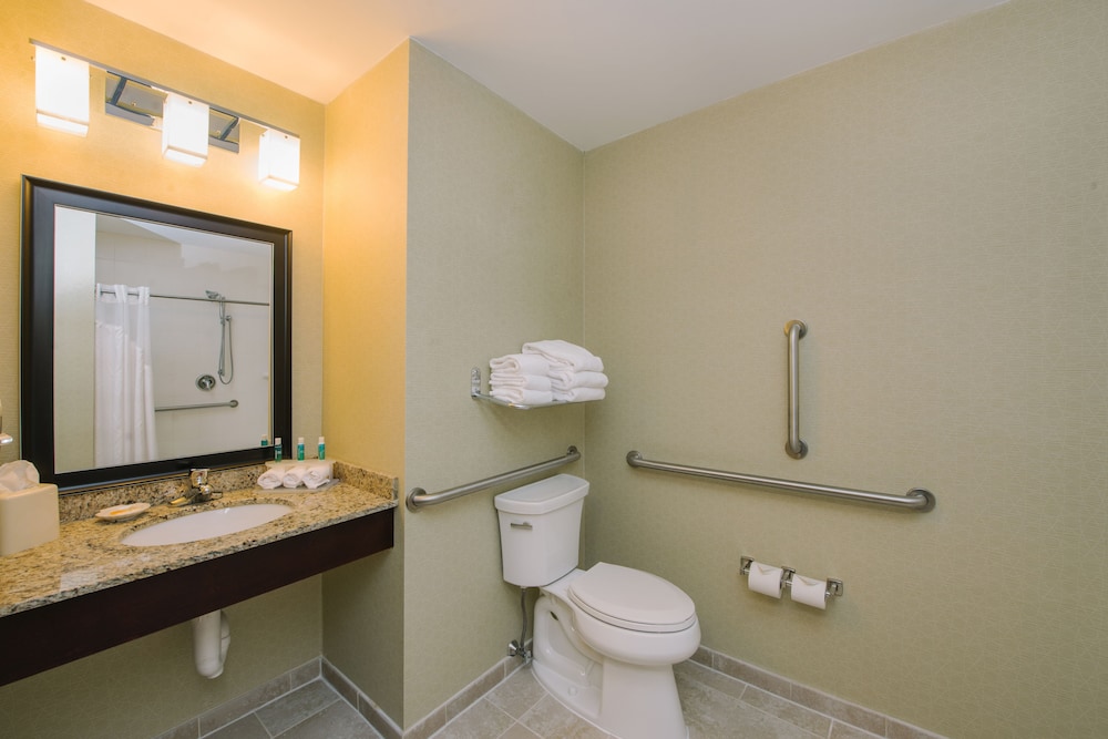 Holiday Inn Express Suites Merrimack 19/55