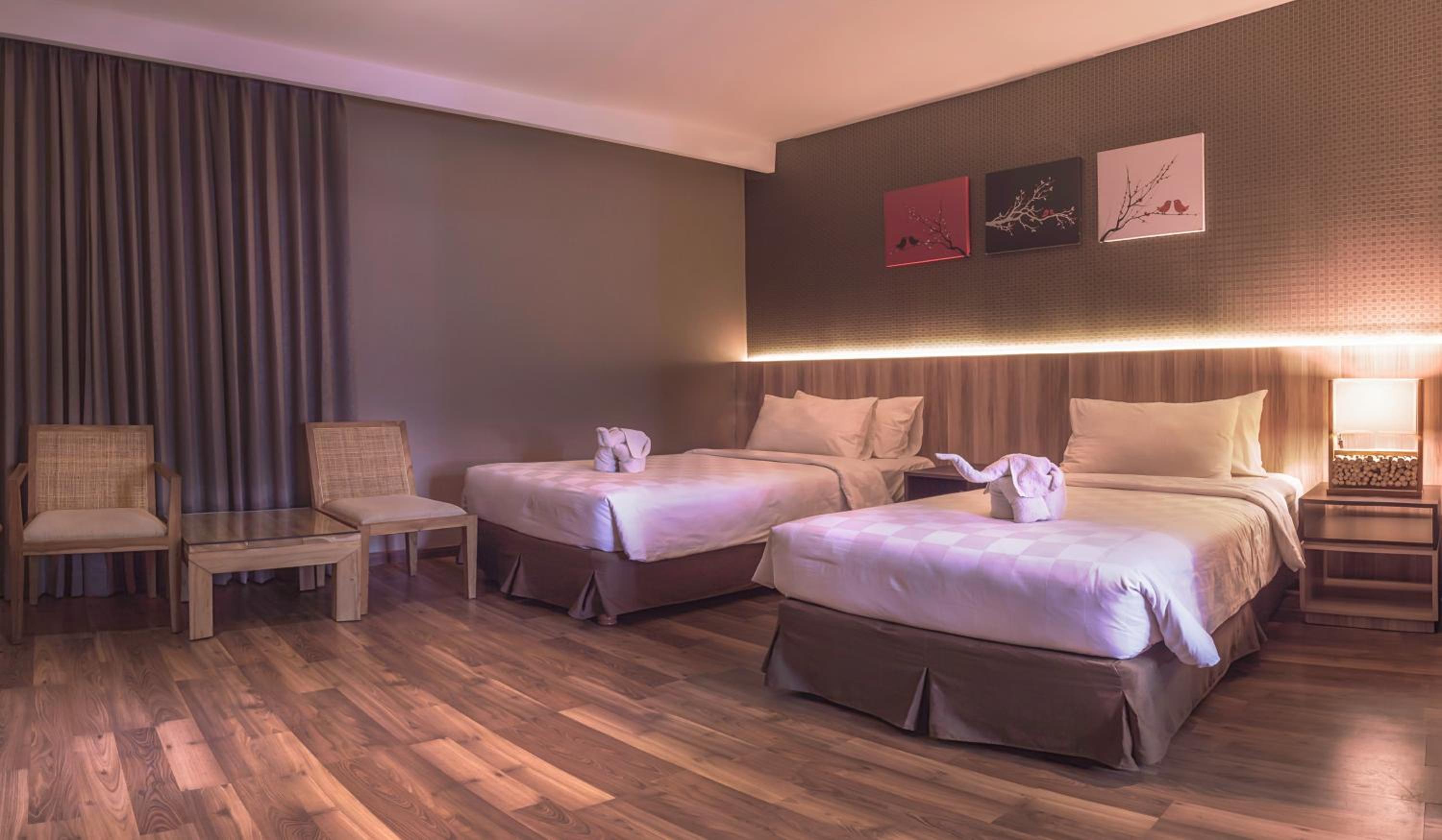 Room, Twin Beds, Smoking