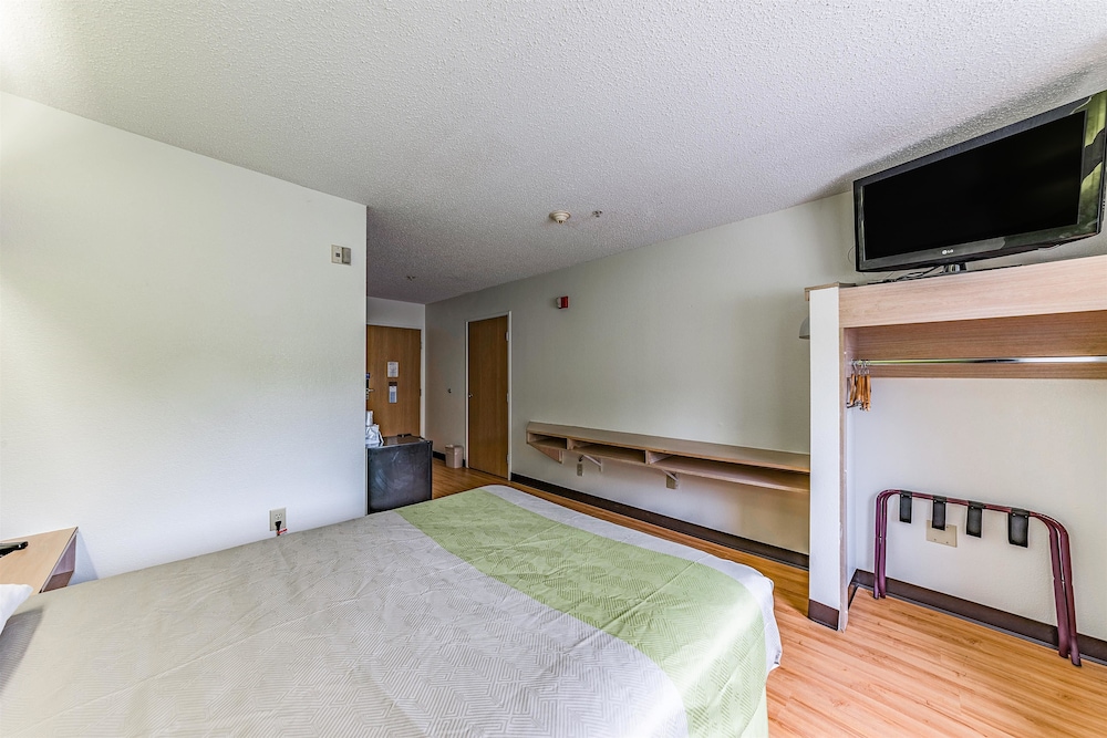 Motel6 Charlotte, NC - University 24/45