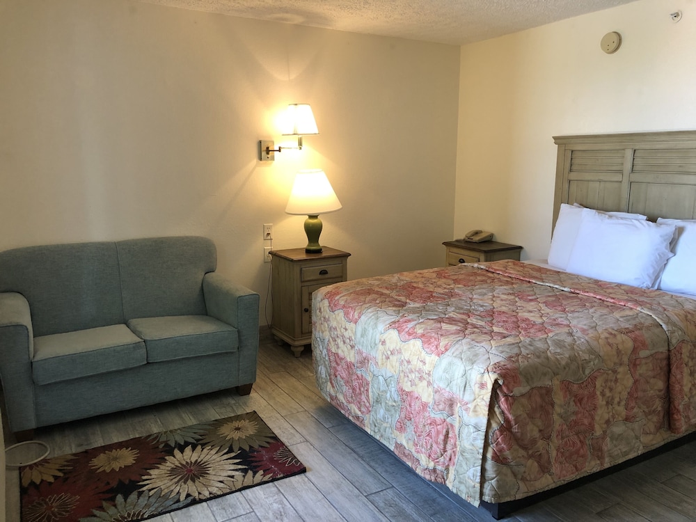 Holiday Terrace Beachfront Hotel, a By The Sea Resort 17/50