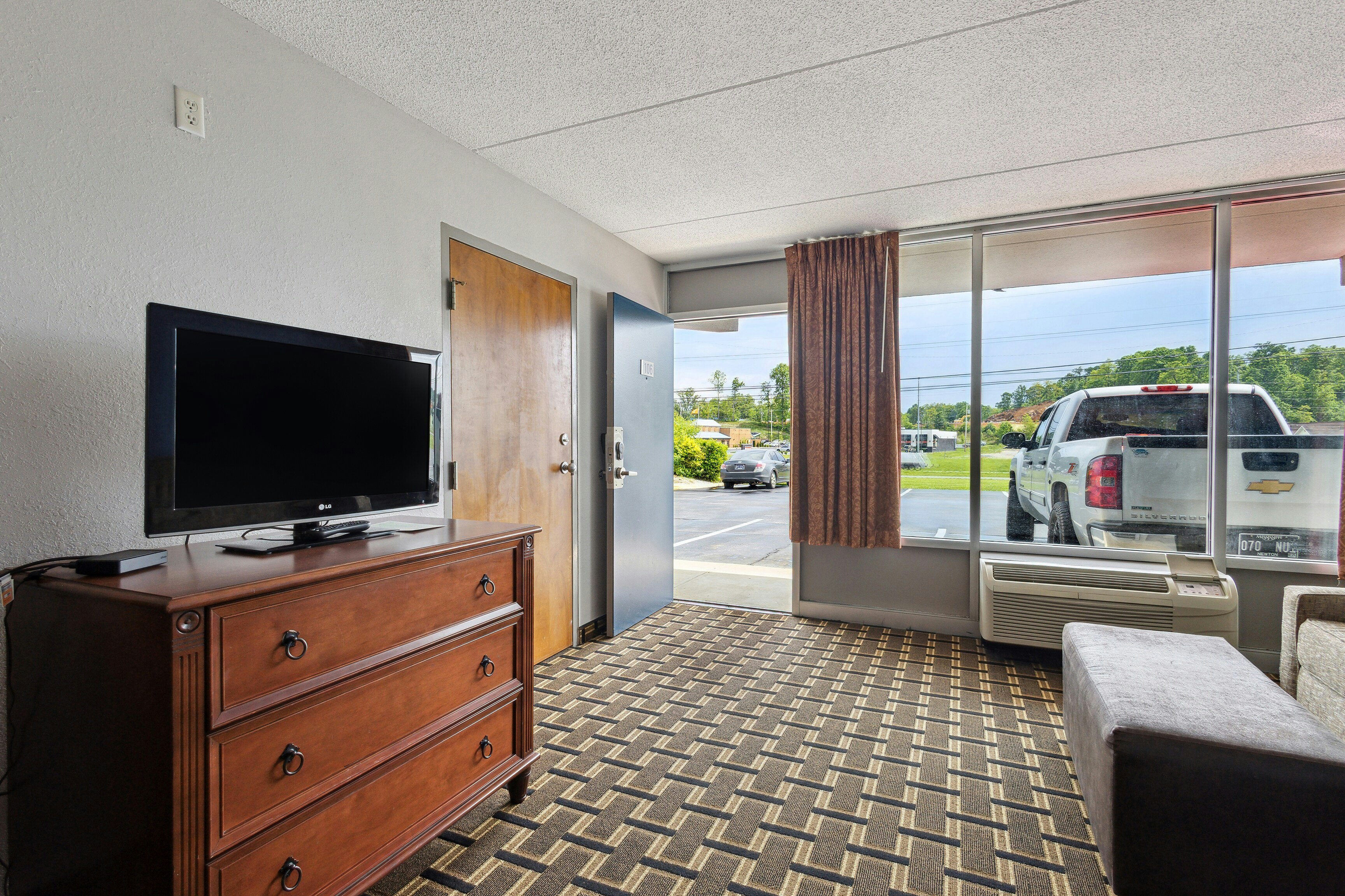 Relax inn by OYO Greeneville Near Hwy US-321 7/40
