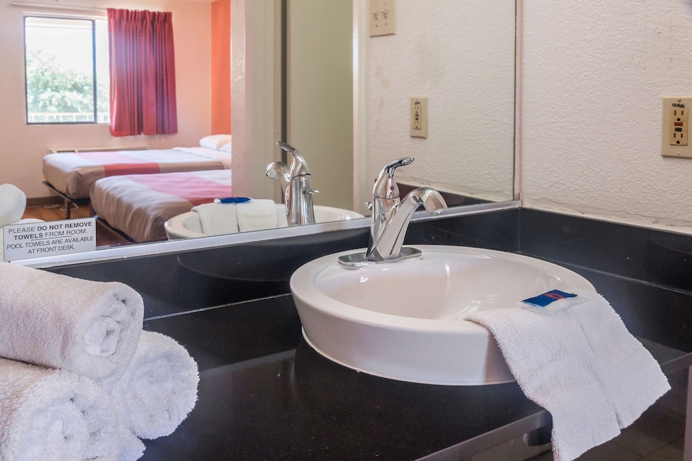 Motel6 Mesquite, TX - Rodeo - Convention Ctr 35/39