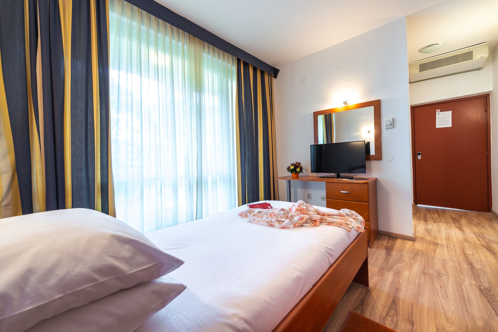 ROOM, SINGLE, PARK VIEW