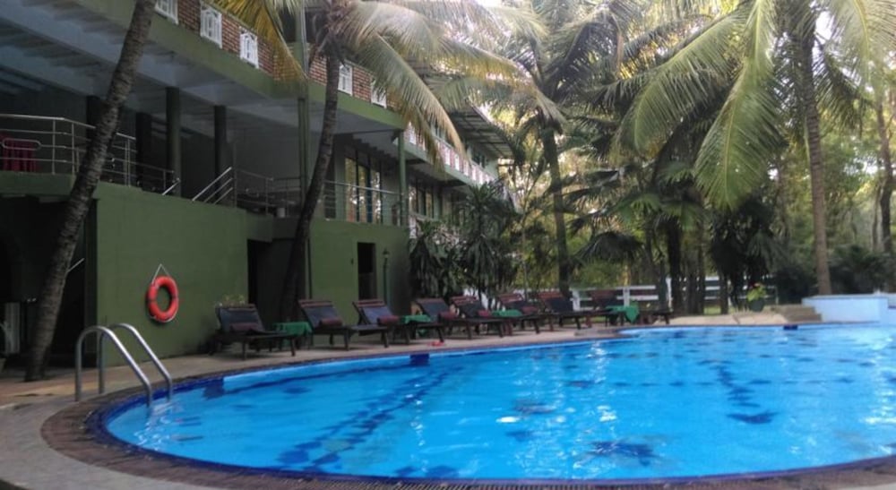 Eden Garden Hotel 17/18