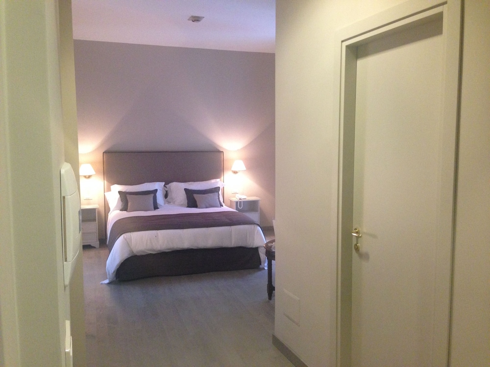 SUPERIOR, DOUBLE OR TWIN BED