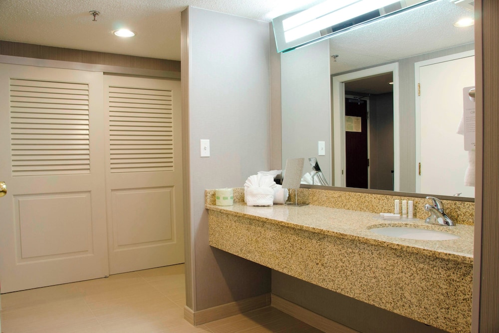 استوديو بسرير كينج مع أريكة، Courtyard By Marriott Waterbury Downtown 2/2