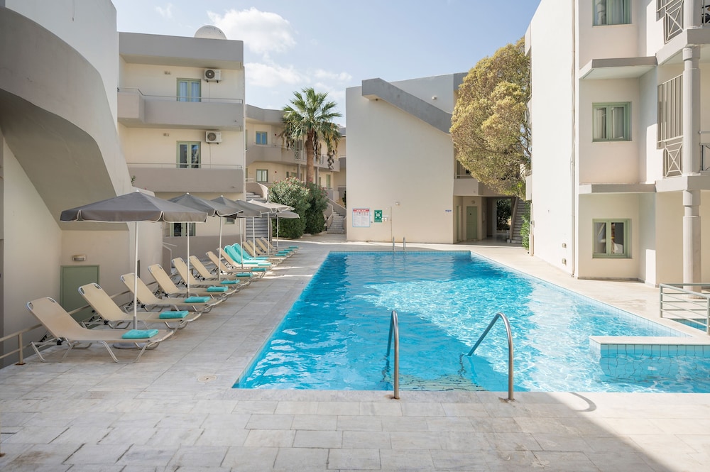 Summer Beach Hotel 38/42