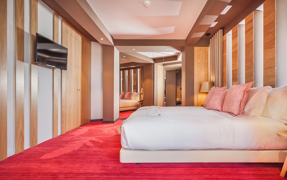 Deluxe, Suite, Queen Bed, Executive Level, Balcony