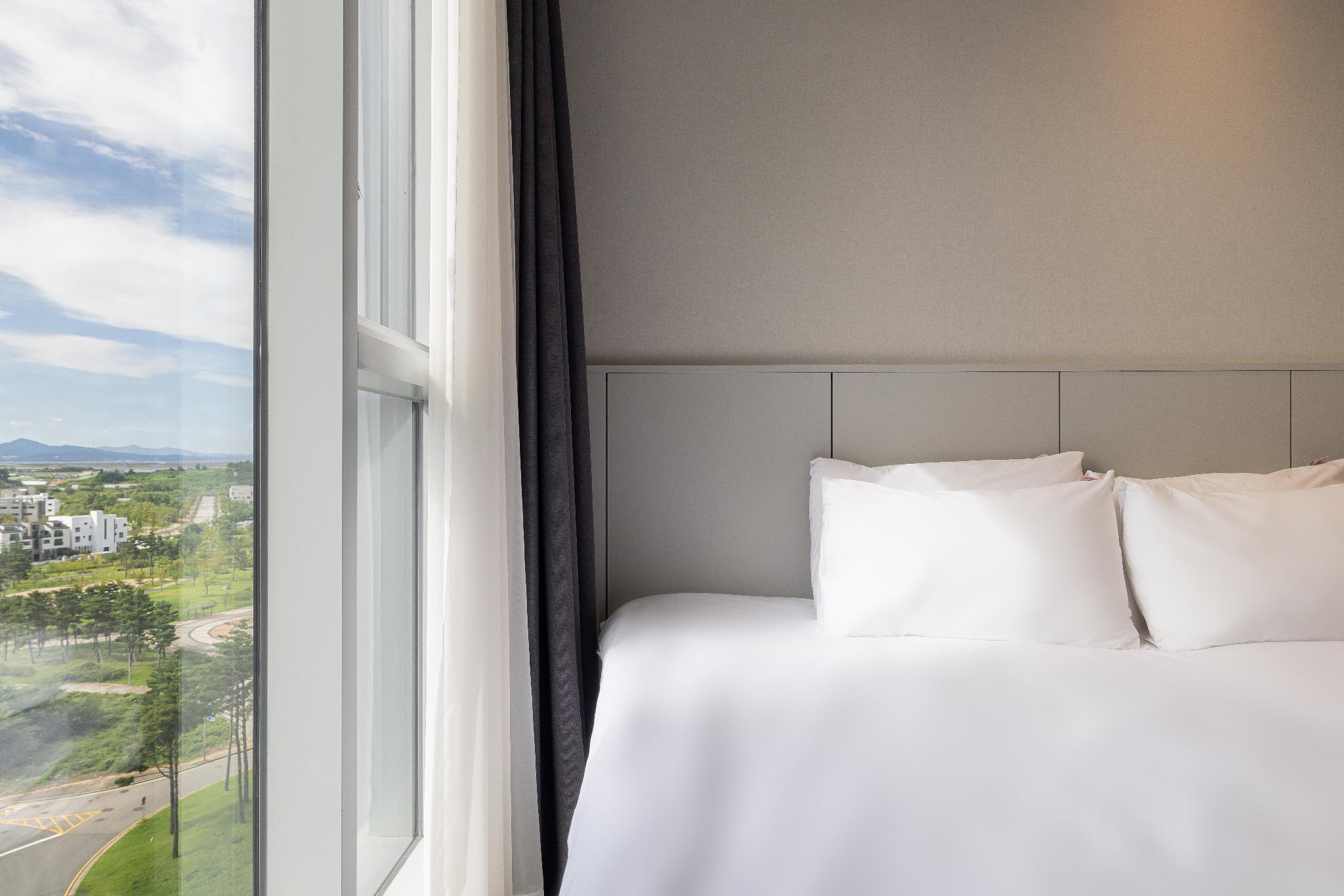 STANDARD, KING BED, CITY VIEW