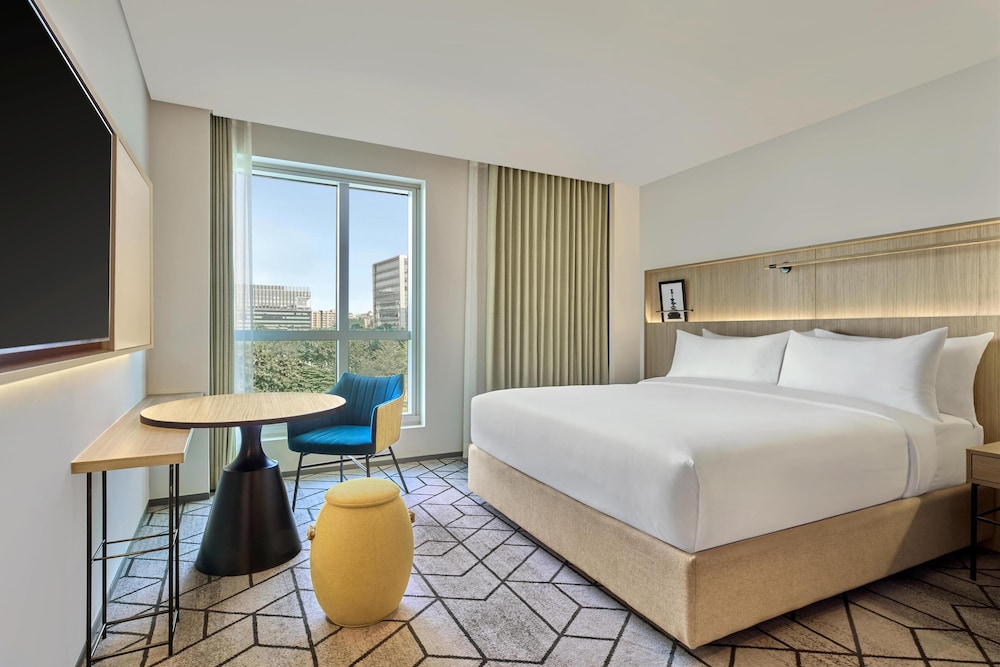Deluxe, King Bed, Pool View, Hilton Garden Inn Bengaluru Embassy Tech Village 2/6