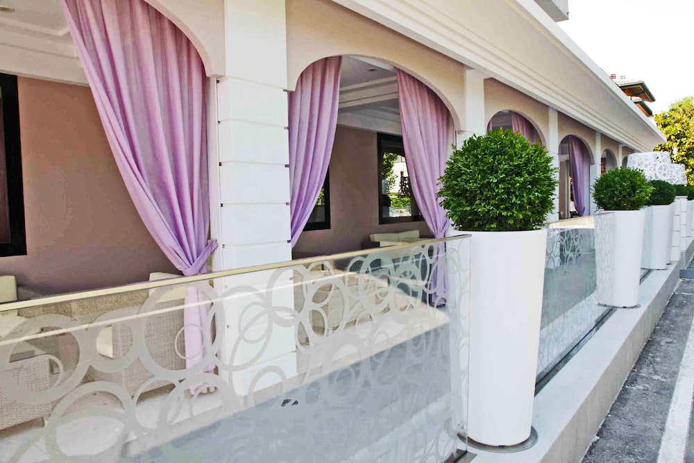 Hotel Villa Paola 36/53