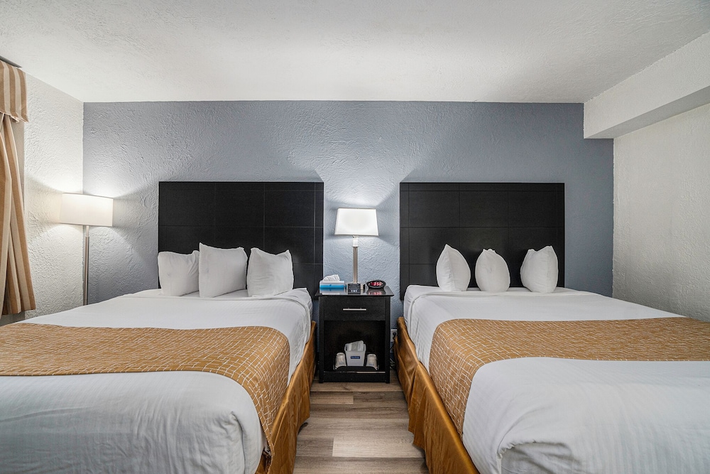 2 Bedrooms, 3 Queen Beds, 2 Bathrooms, Travelodge by Wyndham Traverse City MI 2/10