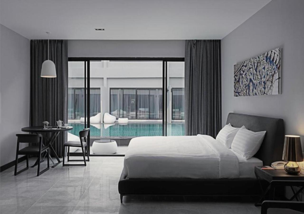 Room, King Bed, Pool Access