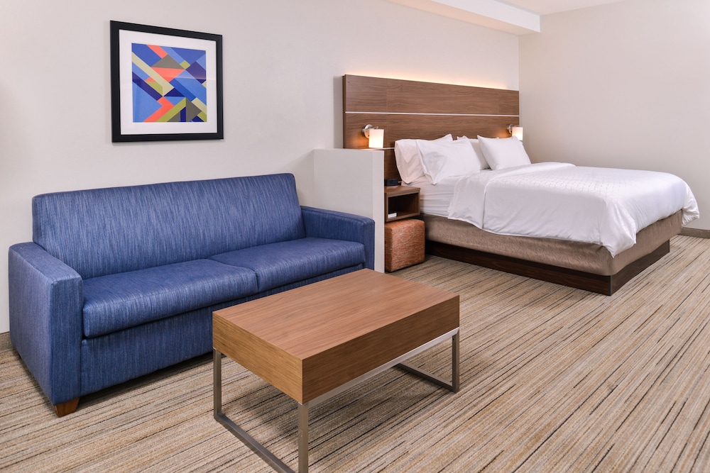 Holiday Inn Express Suites Farmville 17/53
