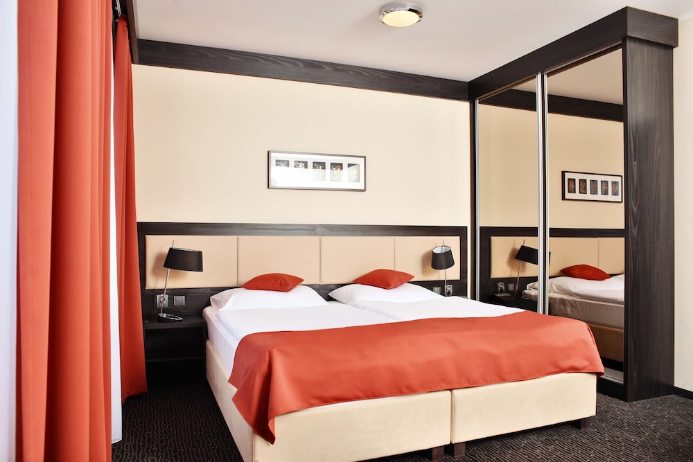 Lifestyle Hotel 7/48