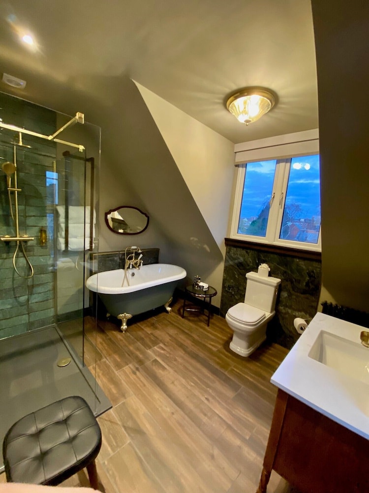 Abbotsford Hotel 46/50