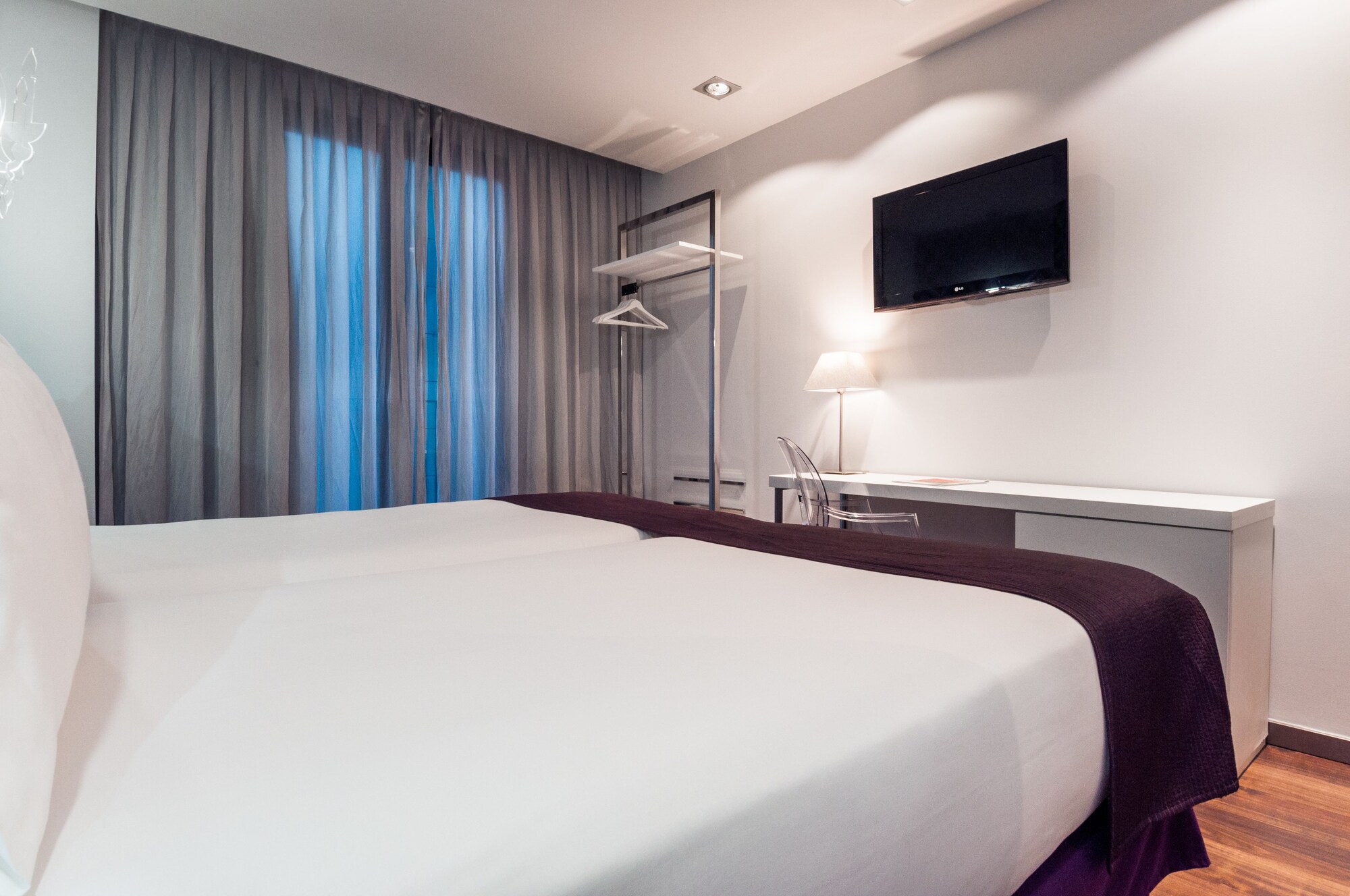 STANDARD, DOUBLE OR TWIN BED