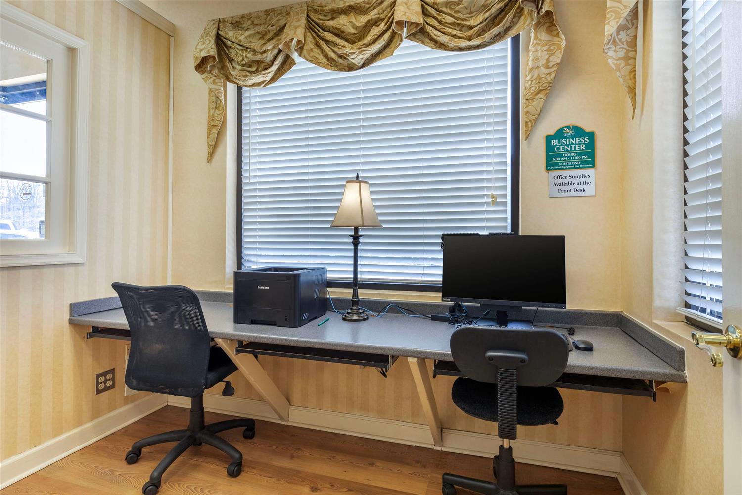 Suburban Studios Tysons Corner 16/22