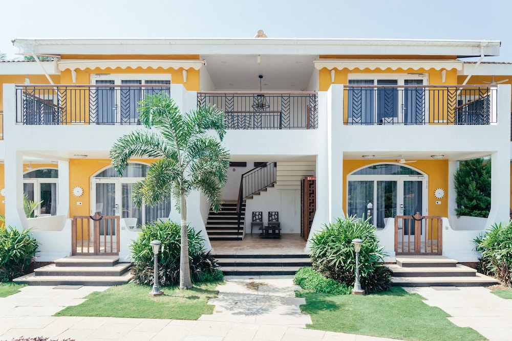 Acron Waterfront Resort 4/80
