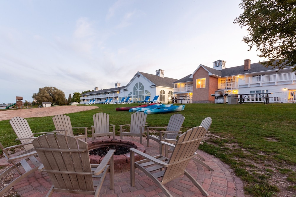 Baymont by Wyndham St. Ignace Lakefront 5/54