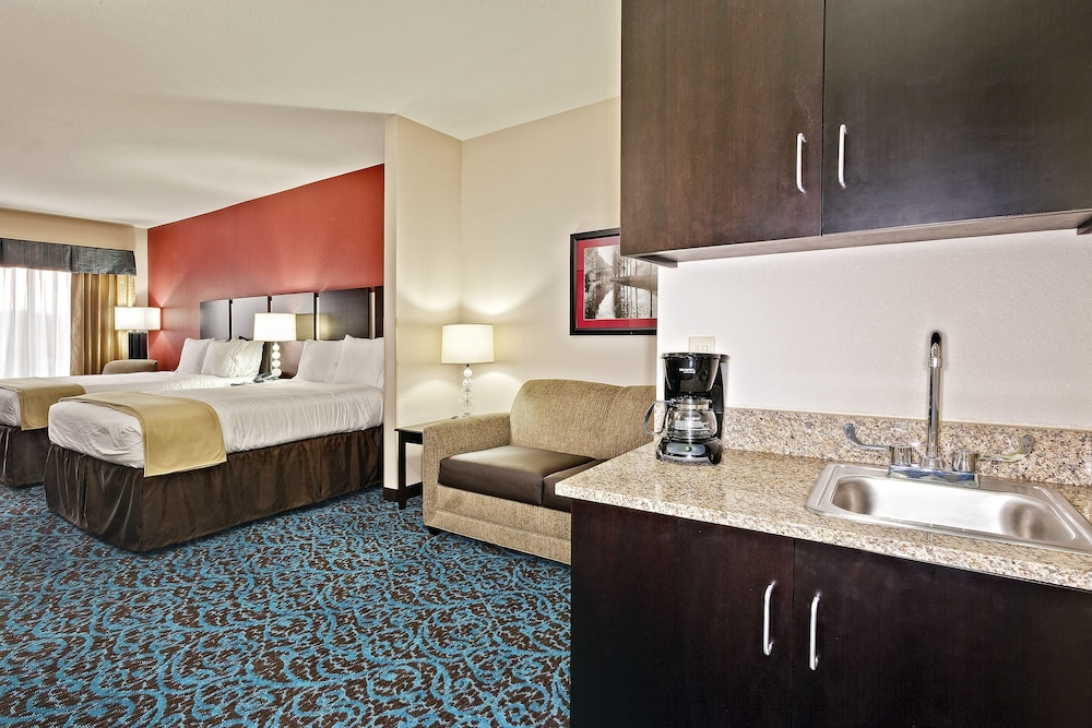 Holiday Inn Express Hotel Suites New Philadelphia 21/66