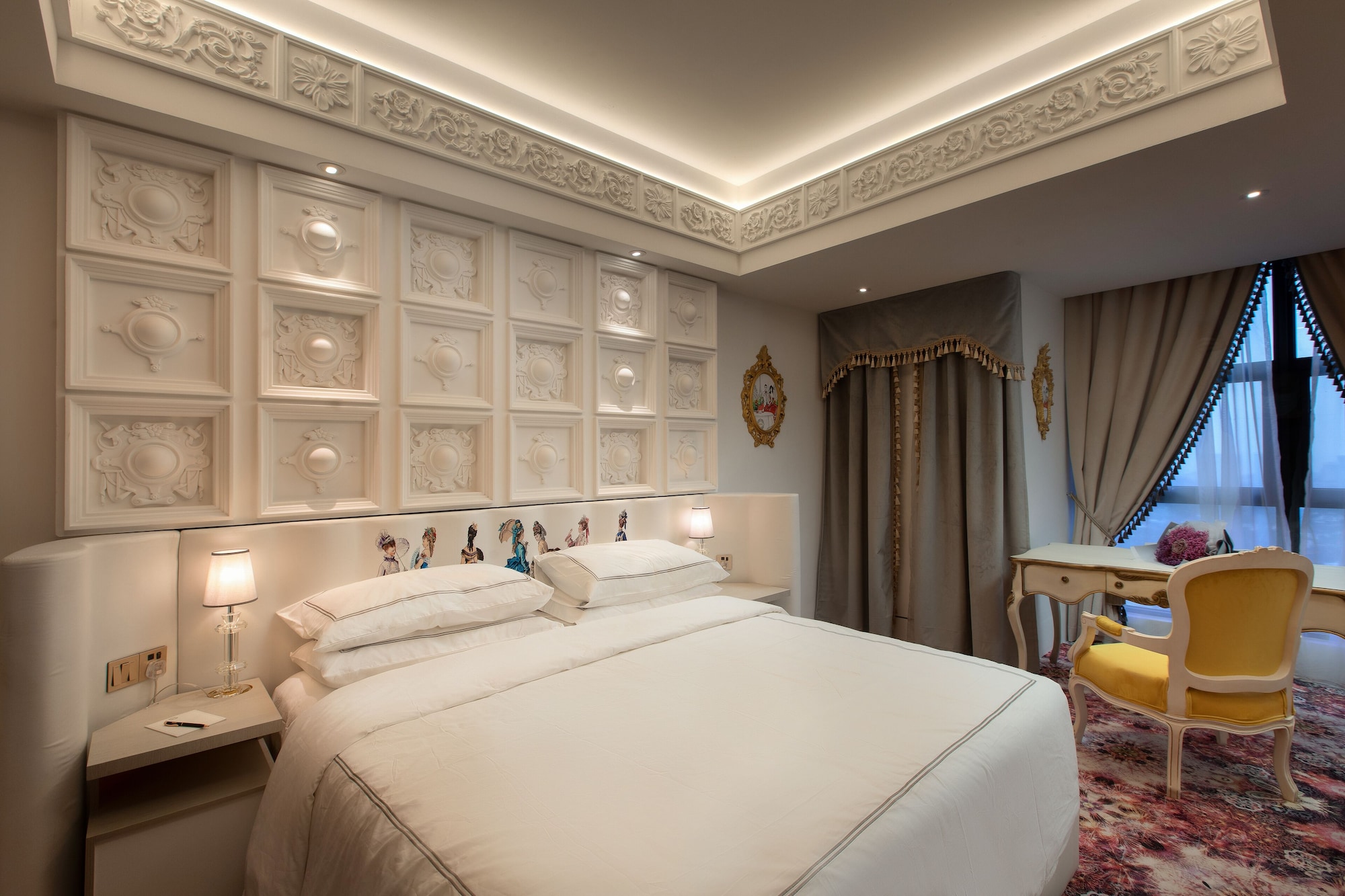 LOUIS II, 2 KING BEDS