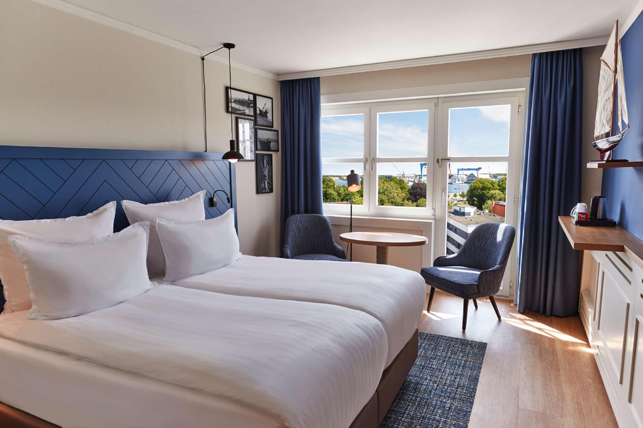 Comfort, Queen Bed, Harbour View