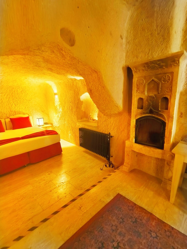 Acropolis Cave Suites 25/50