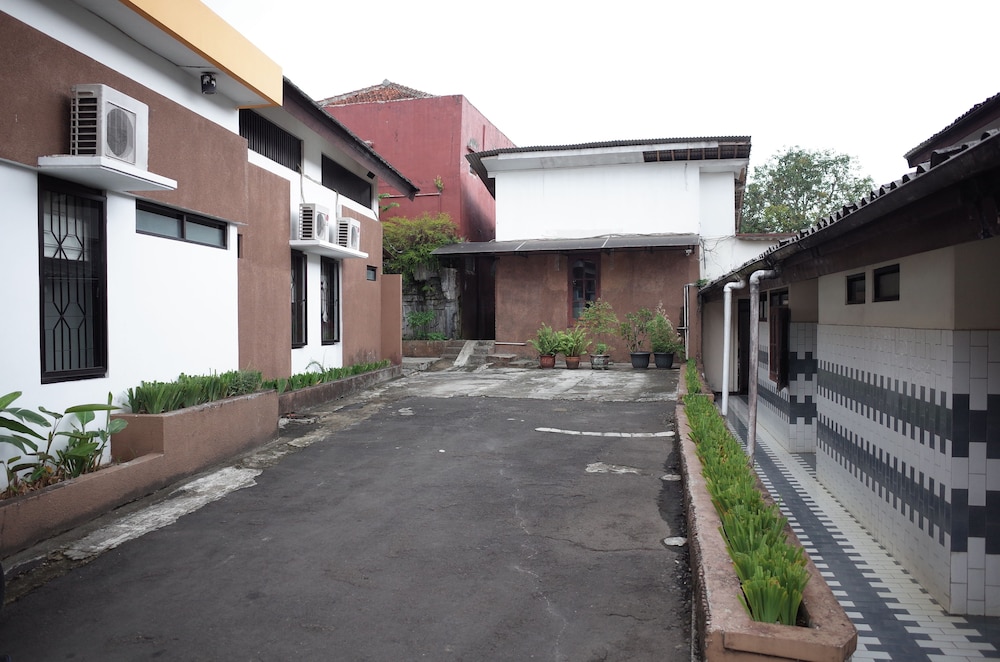 RedDoorz near Alun-alun Kota Sukabumi 12/17