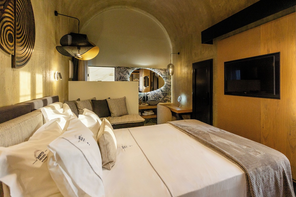 Honeymoon, Suite, Queen Bed, Outdoor Jetted Tub