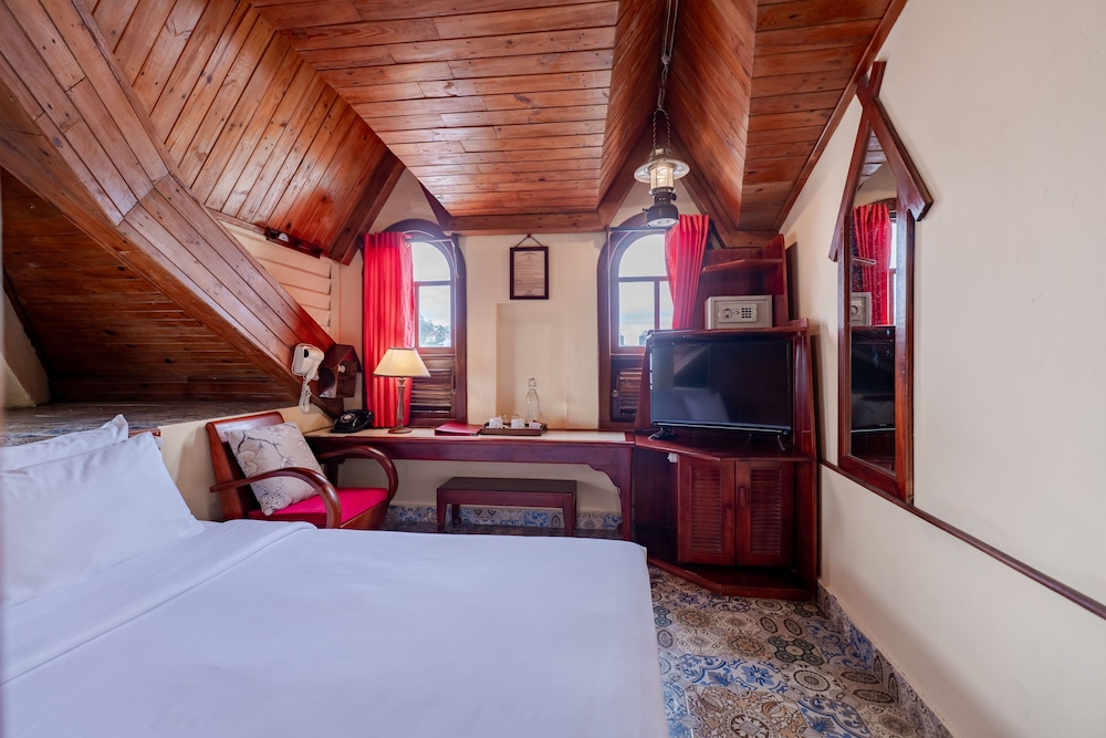 SUPERIOR, DOUBLE BED, CITY VIEW