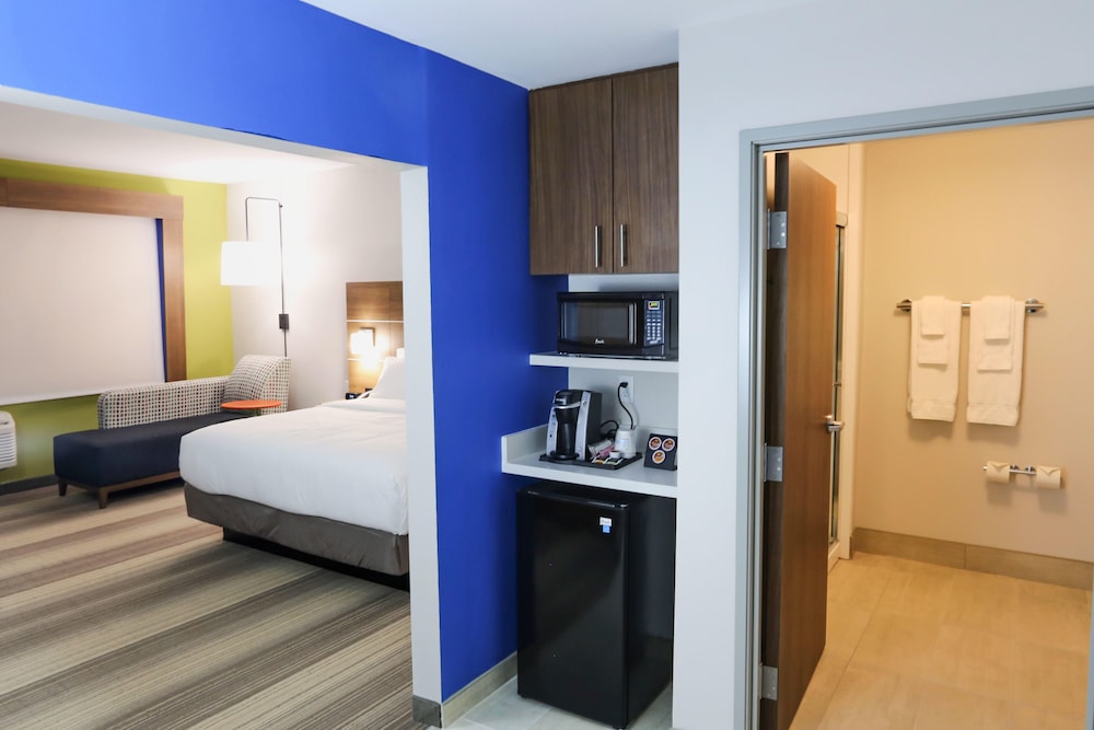 Holiday Inn Express Suites Houston Iah Beltway 8 29/65