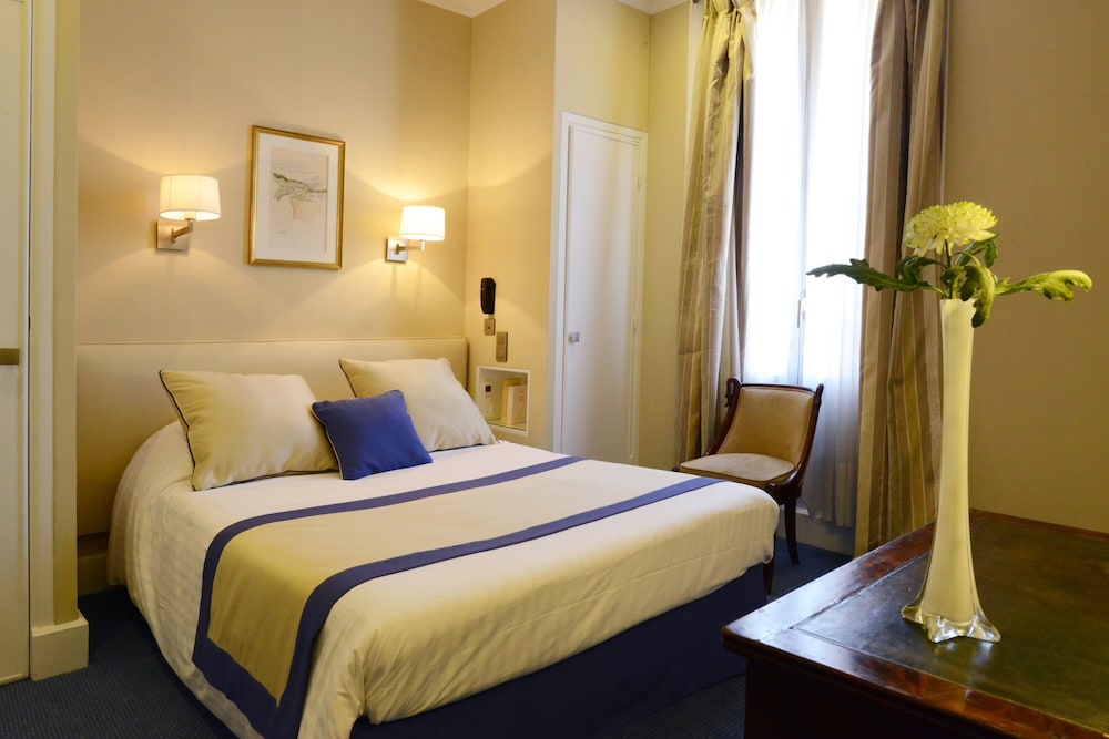 STANDARD, DOUBLE BED, CITY VIEW