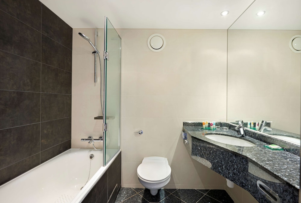 HYATT PLACE LONDON HEATHROW AIRPORT 76/77