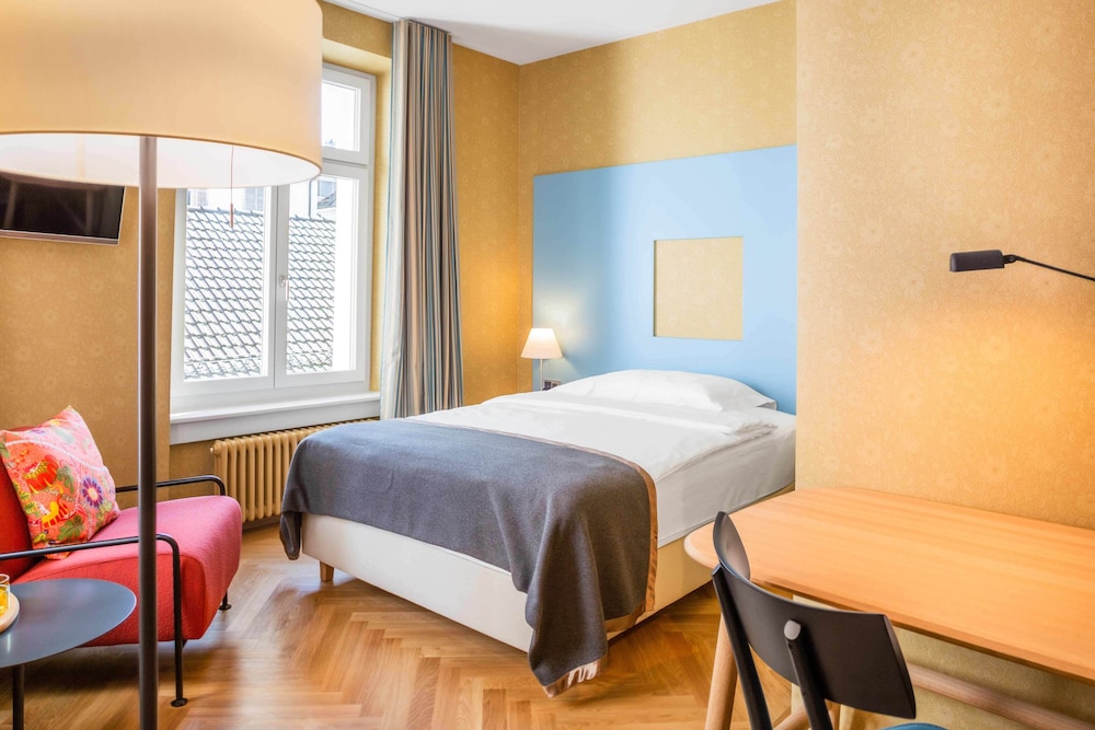 ROOM, SINGLE