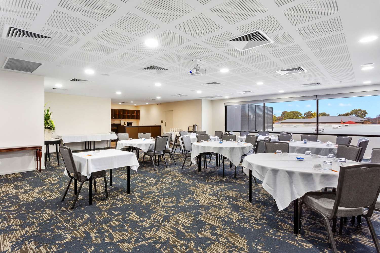 Quality Hotel Lakeside 47/51