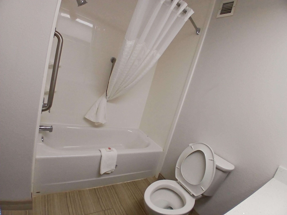 غرفة إليت بسرير كينج في الطابق الأرضي، Comfort Inn Marion NC 9/10