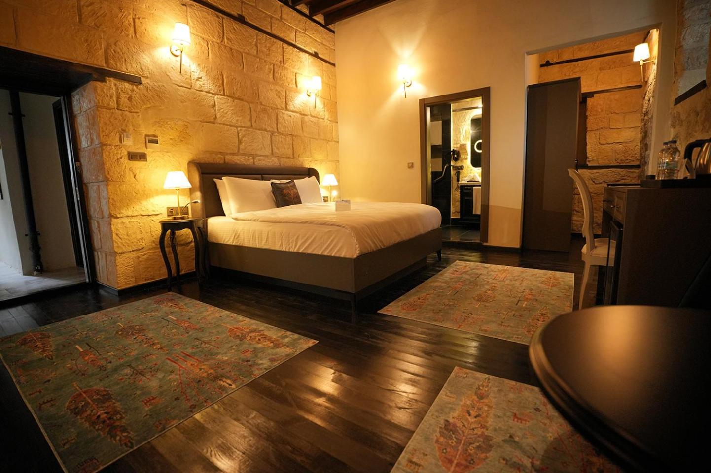 Court House, King Bed