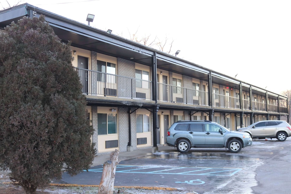 Travelodge by Wyndham Livonia/Canton/Novi Detroit Area 17/22