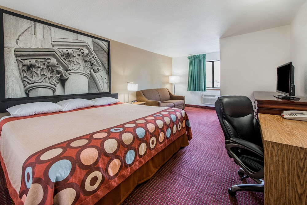Super 8 by Wyndham Elizabethtown 31/61
