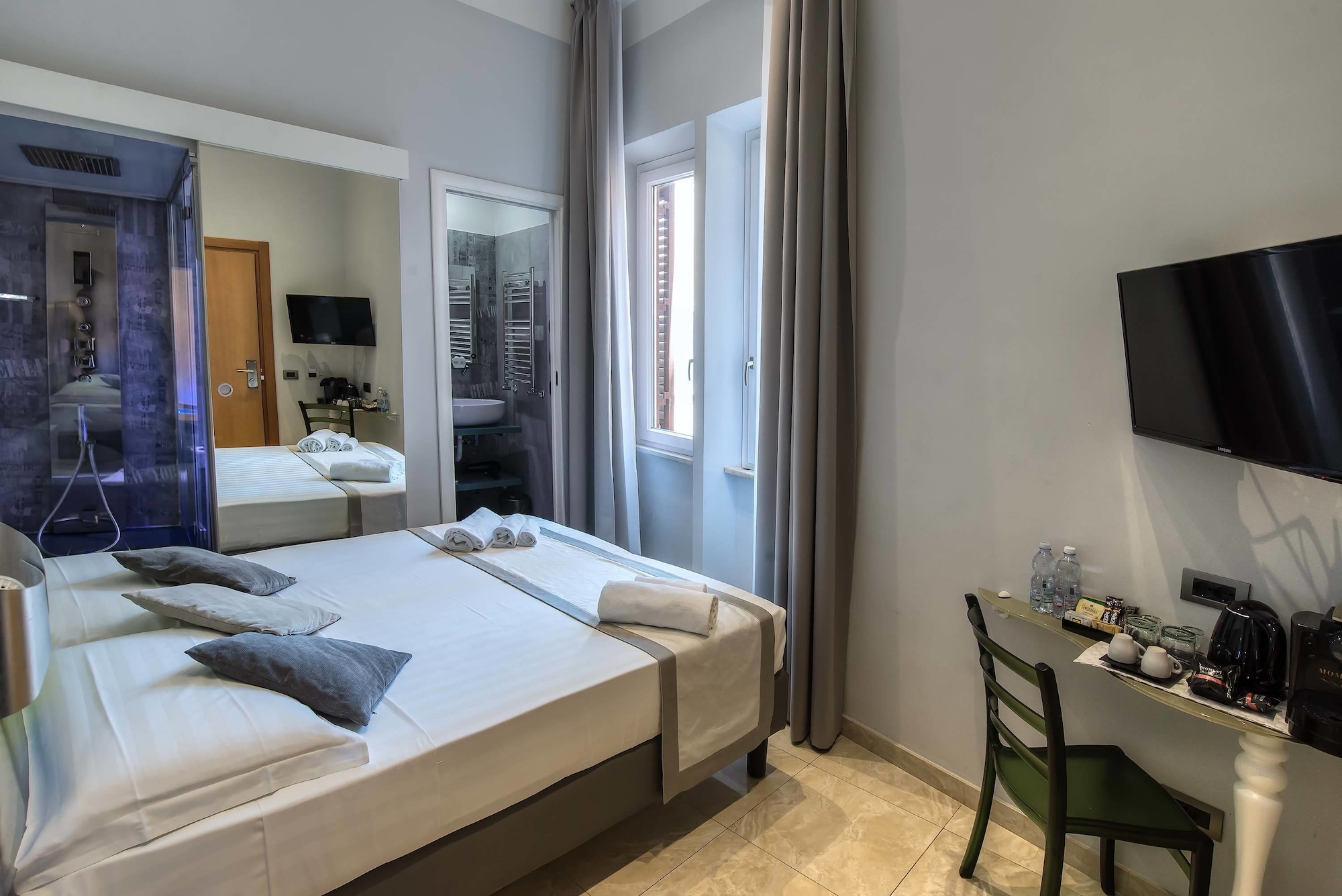 ROOM, DOUBLE BED