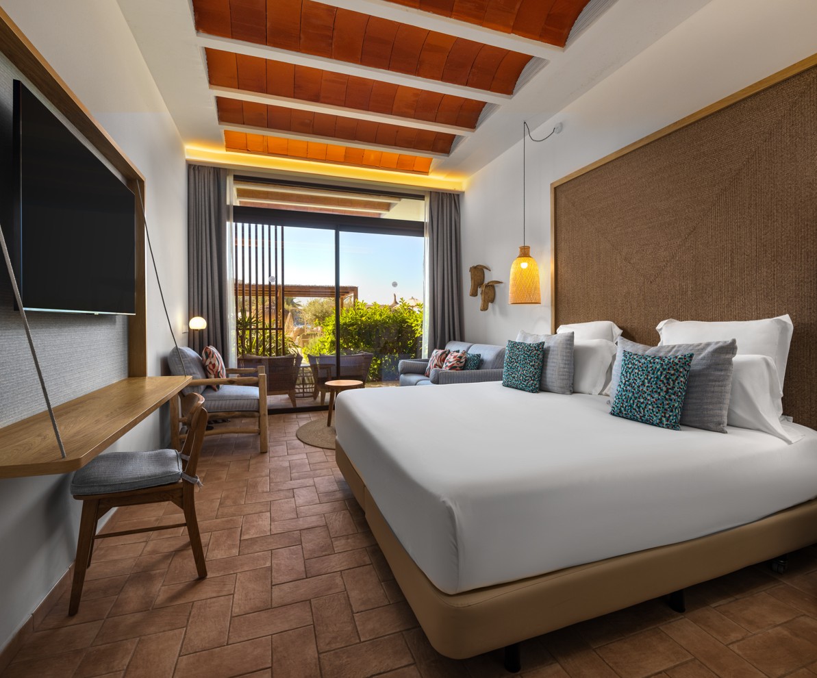 Club, Single, King Bed, Pool View