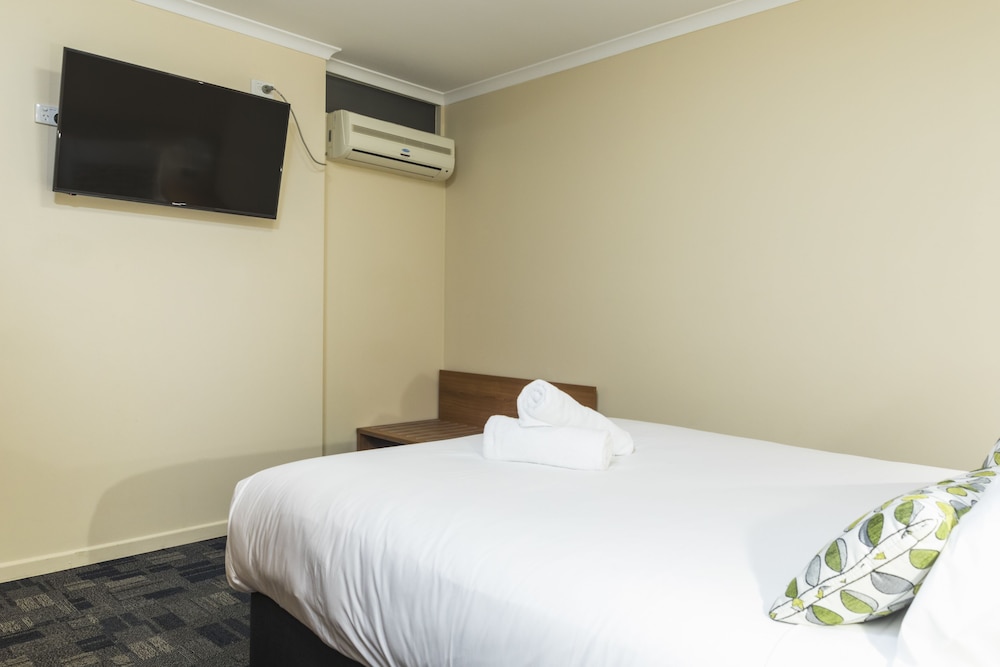 BALACLAVA HOTEL 11/49