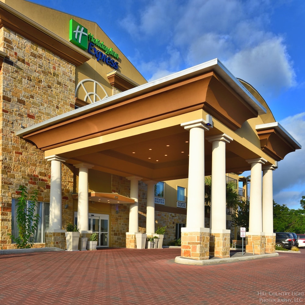 Holiday Inn Express Suites Fredericksburg 3/32