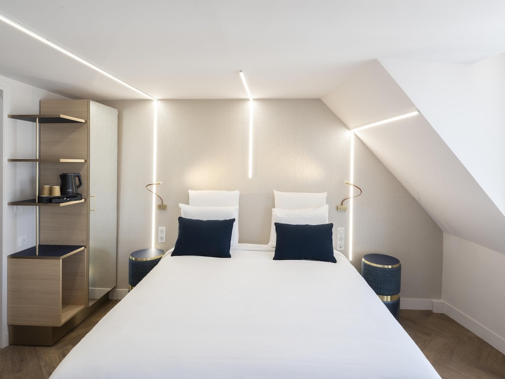 SUPERIOR, QUEEN BED