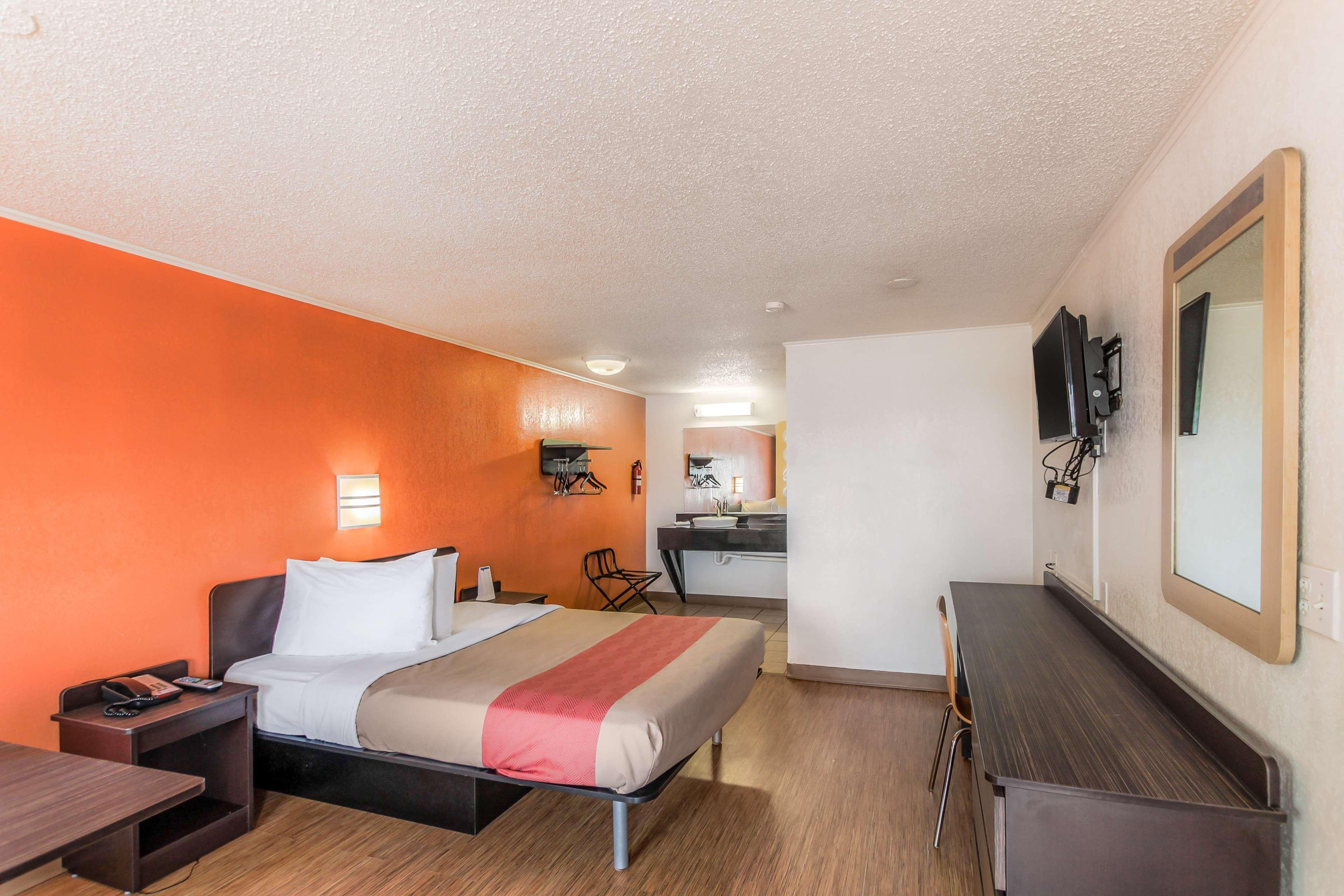 Motel6 Kalamazoo, MI 16/39