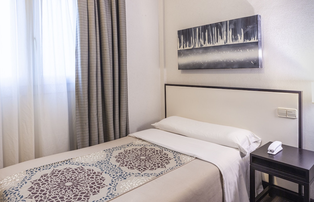 ROOM, SINGLE