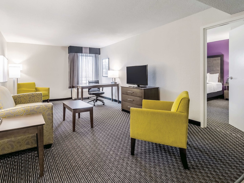 La Quinta Inn & Suites by Wyndham Myrtle Beach - N Kings Hwy 32/42